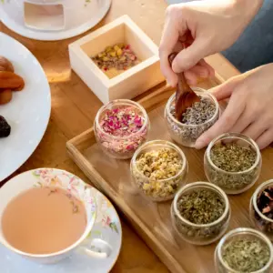 香草植物混合的花草茶