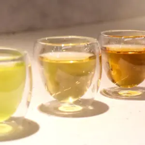 京聖宇茶湯顏色綠茶偏綠，烏龍偏黃，紅茶偏紅