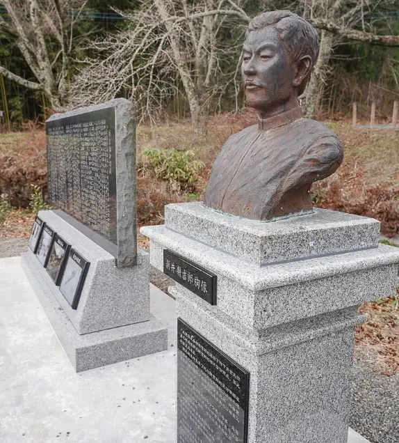 新井耕吉郎四尊半身銅像在日本沼田園原湖旁紀念園
