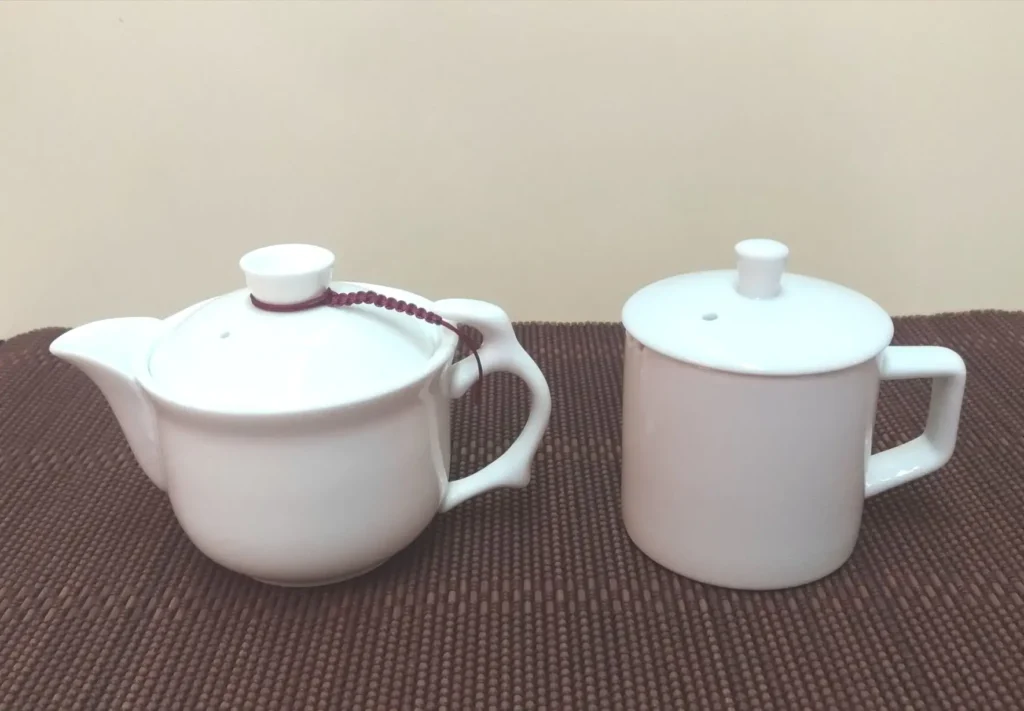 泡茶磁壺及磁評鑑杯