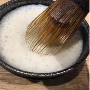 攪動中茶湯泡泡