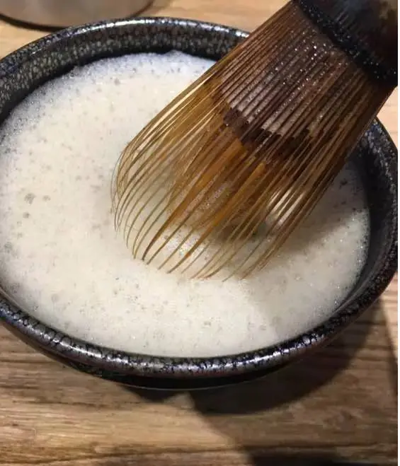 攪動中茶湯泡泡